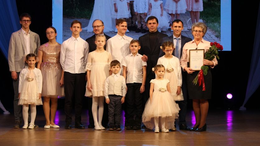 Орловские многодетные матери получили подарки и поздравления
