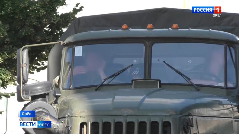 Орловские бойцы помогли землякам вытащить застрявший грузовик с гуманитарной помощью