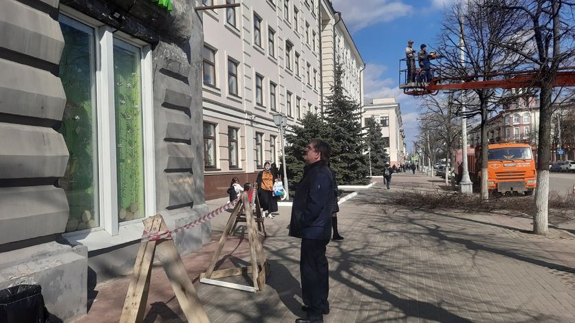 Василий Новиков обратил внимание мэрии Орла на состояние здания по площади Мира
